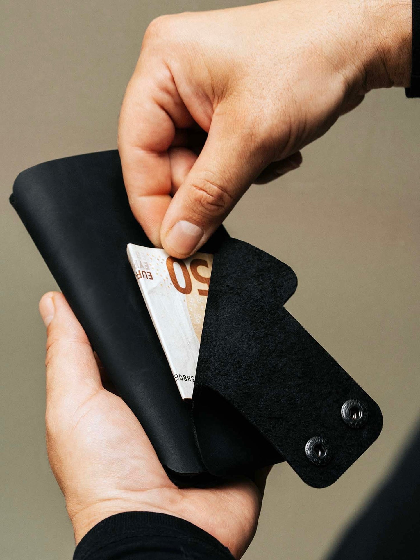 携帯電話ケースとウォレット「イージーケース」